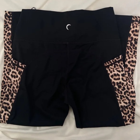 Zyia Leopard Leggings - Picture 3 of 6